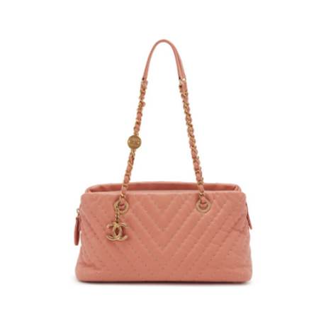 Chanel Médaillon Charm Tote, veau chevron matelassé Peach, doré