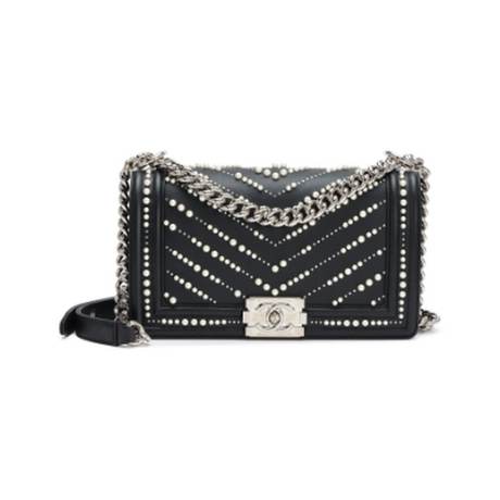 Chanel Medium Boy, veau & perles chevron Black, argenté